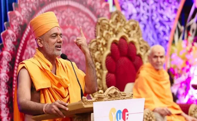 Motivational Swamiji Left The Stage After Seeing Women In Front Rows - Sakshi