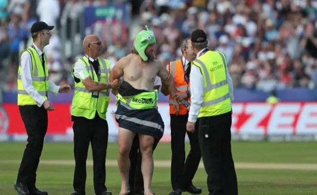 Streaker Runs Out In Ground Interruption England vs New Zealand Match - Sakshi