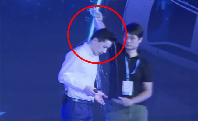 Man pours water on CEO of Baidu at conference - Sakshi