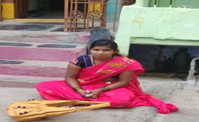 Woman Protest Front Of Husband House Dhone - Sakshi