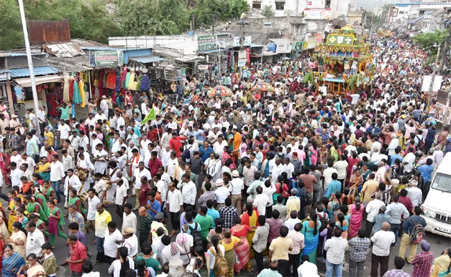 The Jagannathaswamy Ratha Yatra Was Held On Thursday Evening In Vishakapatnam - Sakshi