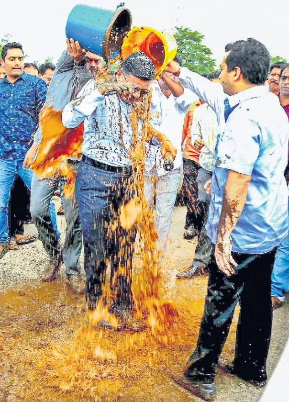 Congress mla Nitesh Rane Arrested For Leading Mud Attack On Engineer - Sakshi