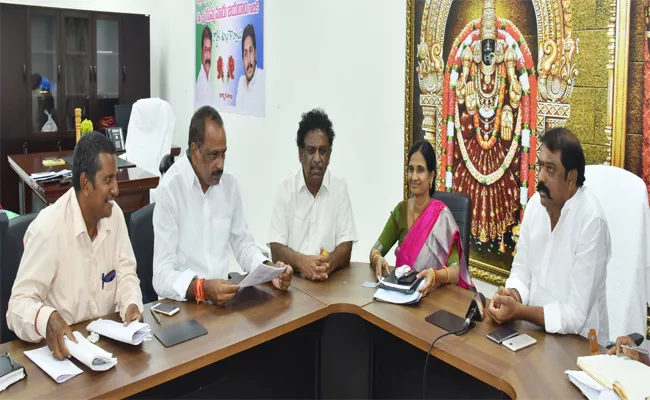 Bajarang Jute Mill Convenor Meets Labour Minister Jayaram In Guntur  - Sakshi