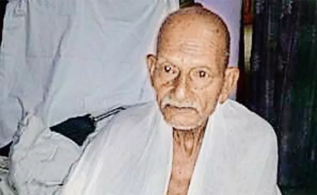 Dhoti Clad Old Man Denied Entry In Shatabdi Express - Sakshi