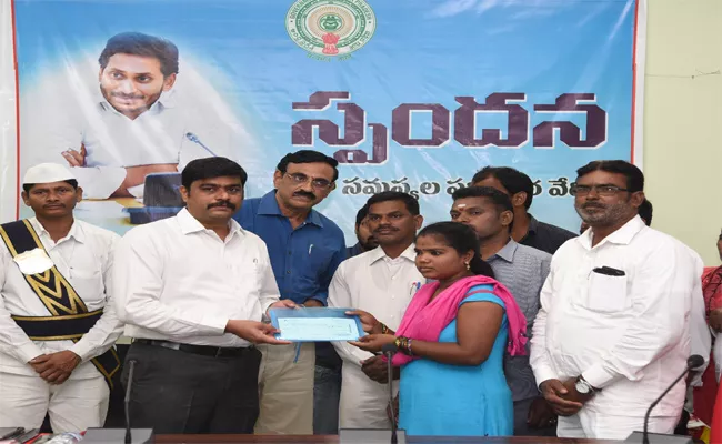 Families Of  Fisherman Recieved  Pensions In Srikakulam - Sakshi