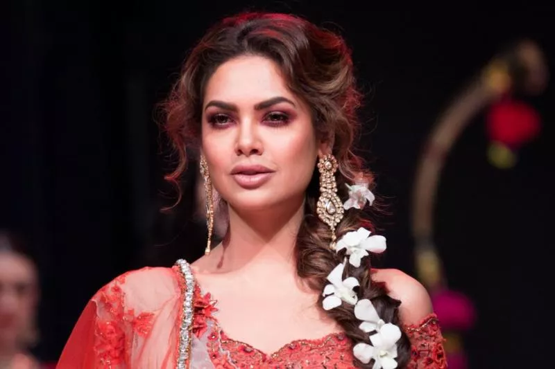 Actress Esha Gupta accuses hotelier of inappropriate behaviour - Sakshi