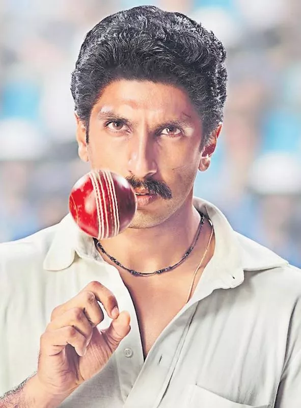 Ranveer Singh unveils first look as Kapil Dev on birthday - Sakshi