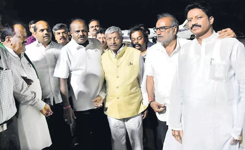 Deve Gowda meet senior Congress leaders in Bengaluru - Sakshi