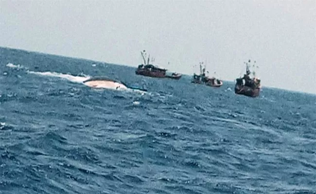 Boat Sunk In Water At Gilakadindi Harbour - Sakshi