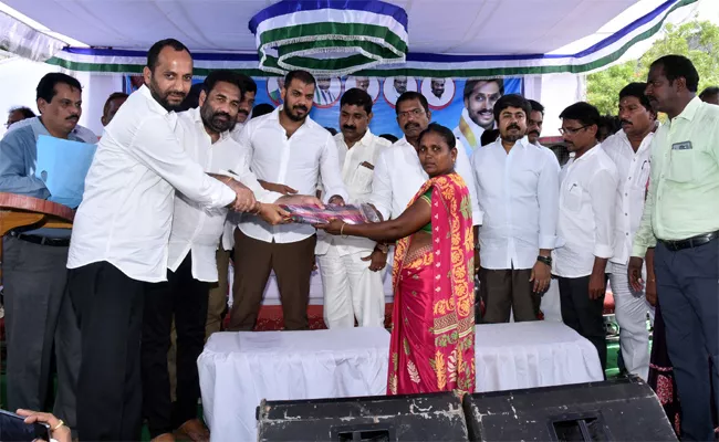 Anil Kumar Assures The Minister Of The Sanitation Workers - Sakshi