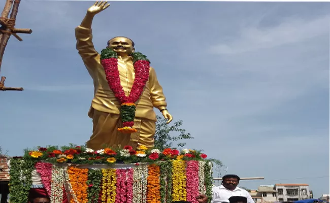 Deputy Chief Minister Distributed Loans To Tenant Farmers - Sakshi