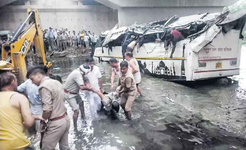 29 passengers killed in Yamuna Expressway accident - Sakshi