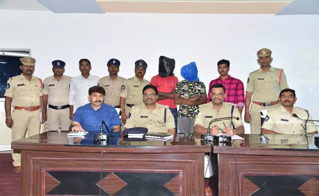 Police Officers Solved Murder Case In Kurnool  - Sakshi