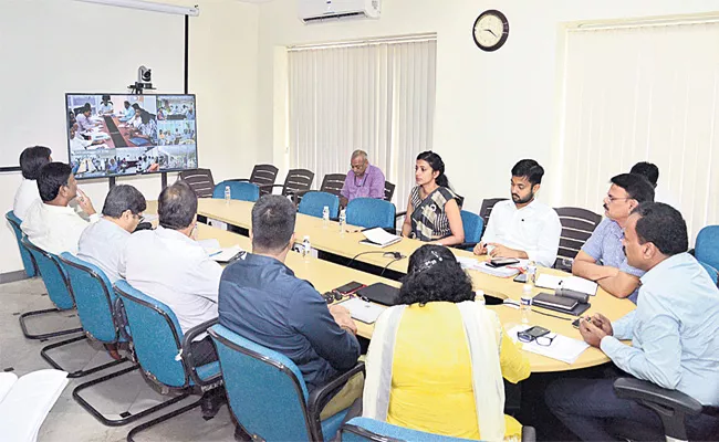 GHMC Warning to Street Vendors Must Use Dustbins - Sakshi