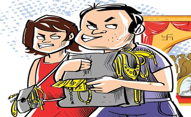 The Policemen Caught Husband-Wife Red-Handedly For Stealing - Sakshi