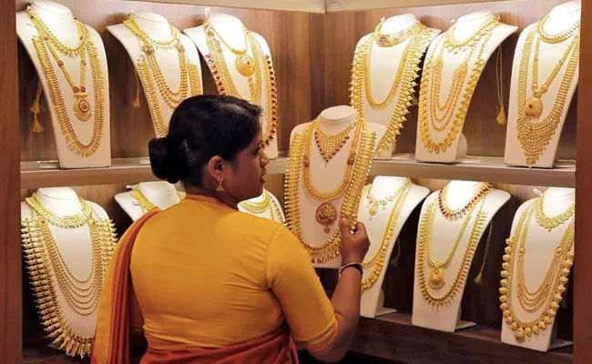 Gold Prices Plunge By 600 Rupees On Weak Global Cues - Sakshi