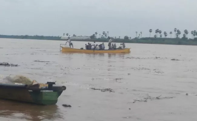 Boat Services Suspended Temporarily In East Godavari - Sakshi