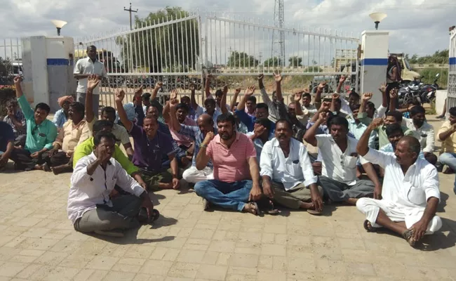 Lorry Owner Strike in front of Ashok Leyland Company - Sakshi