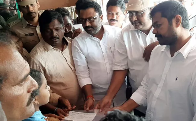 YSRCP MLA Dhadi Shetty Raja Gave Cheque To Farmer Family In East Godavari - Sakshi