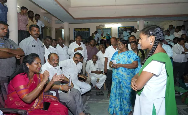 BC Welfare Minister Shankar narayana Visits Girls Residential Hostel In Tadikonda - Sakshi