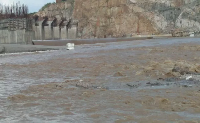 Godavari Water Flow Increase In Davaleswaram Barrage In West Godavari - Sakshi