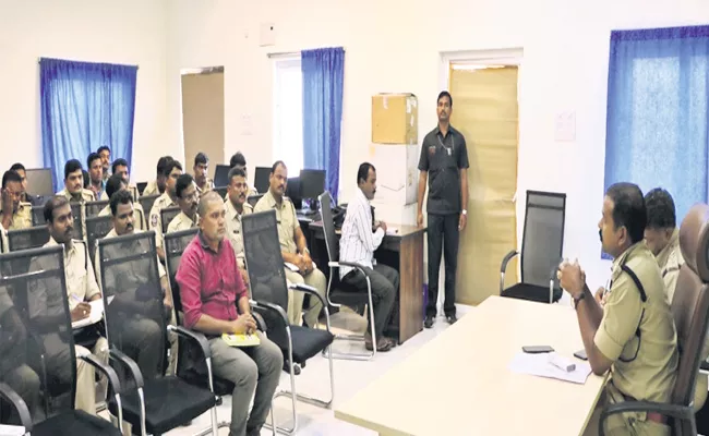 Siddipet CP Joyal Devis Gives Training Program On Monitor System To Officers - Sakshi