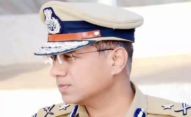 UP Top Cop Received Common Man Letter And Reward Of Rs 500 - Sakshi