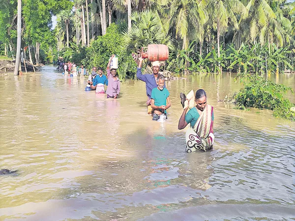 Water level at risk level at Dhavaleeswaram - Sakshi