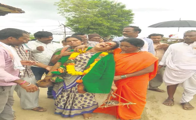 Woman Performs Last Rites To Her Husband In Medak District - Sakshi