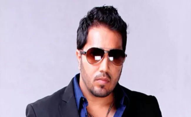 Mika Singh Performs at Home of Pervez Musharraf Relative in Karachi - Sakshi