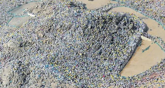 Muslim hajj pilgrims ascend Mount Arafat for day of worship - Sakshi