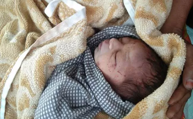 New Born Baby Found In Dust Bin In Vikarabad - Sakshi