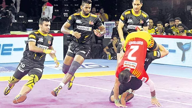 Telugu Titans beats Gujarat Fortunegiants - Sakshi