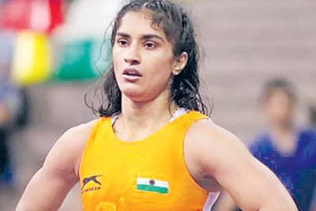 Vinesh suffers defeat in Medved finaL - Sakshi