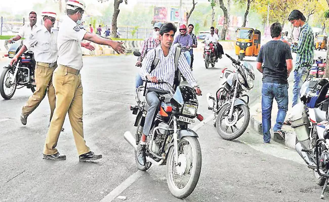 Hyderabad Police Special ChekingsTo Motorists For wearing Helmet - Sakshi