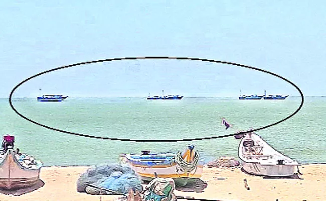 Tamil Steel Boats Came And Fishing In Krishnapatnam Port  - Sakshi