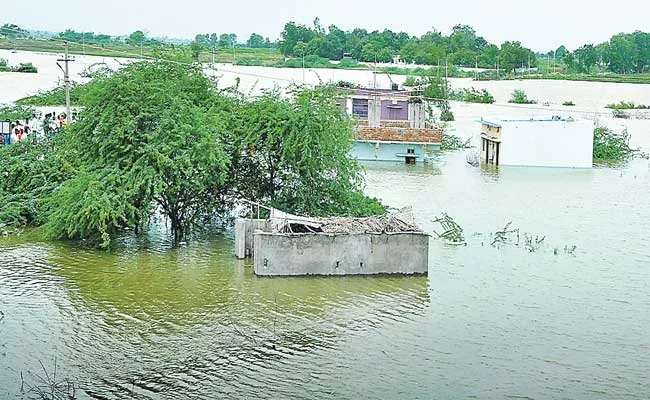 Heavy Rain Floods Krishna River And Tungabhadra River - Sakshi