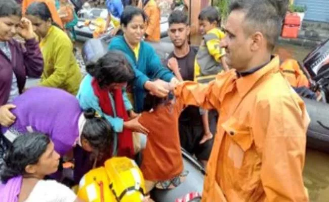 Sangli Women Tie Rakhis To NDRF Team - Sakshi