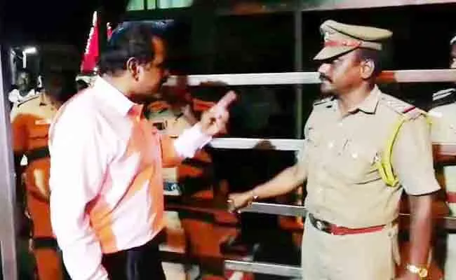 Tamil Nadu Bureaucrat Threatens Cop In Temple - Sakshi