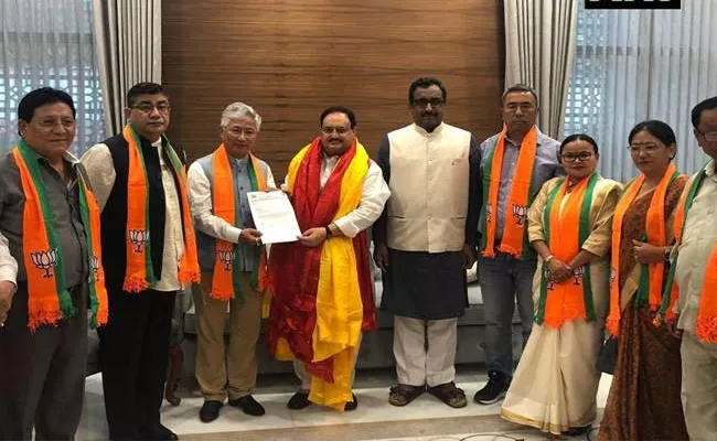 10 SDF MLAs join BJP in Sikkim - Sakshi