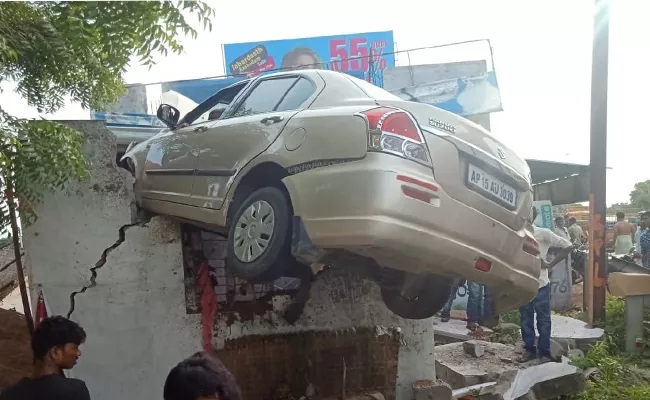 Road Accident Ocured In Manakondur, Karimnagar - Sakshi