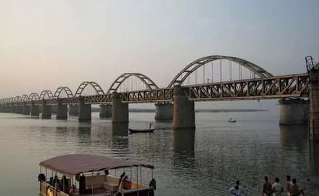 The Godavari flood Has Receded In East Godavari - Sakshi