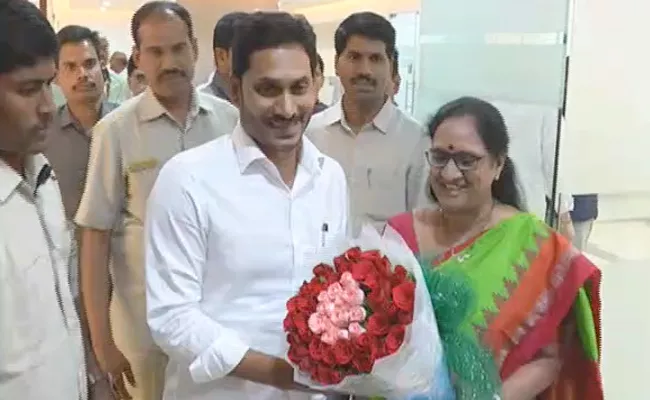 Vasireddy Padma Meets CM YS Jagan Mohan Reddy At AP Secretariat - Sakshi