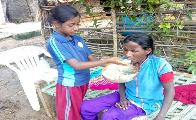 Daughter Serving An insane lost mother In Venkatpur, Warangal - Sakshi