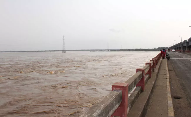 Dhavaleswaram Barrage Water Released Into Sea In East Godavari - Sakshi