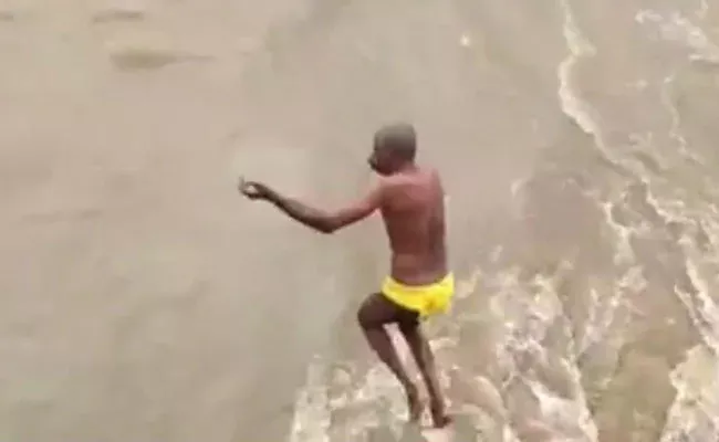 60 Year Old Jumps Into Swollen River Emerges 2 Days Later In Karnataka  - Sakshi