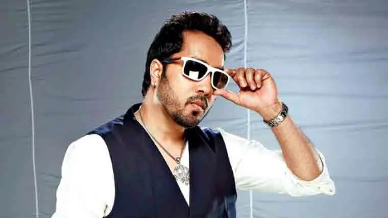 Film Body Bans Mika Singh After Performance In Karachi - Sakshi