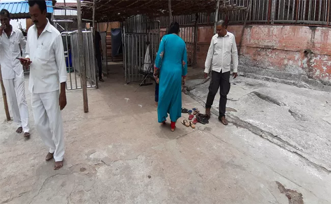 Devotees Wearing Chappals Into Laxmi Narsimha Swamy Temple, Yadagirigutta - Sakshi