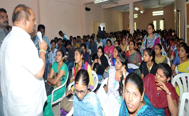 BC Welfare Minister Shankarnarayana Visited BC Study Circle In Anantapur - Sakshi