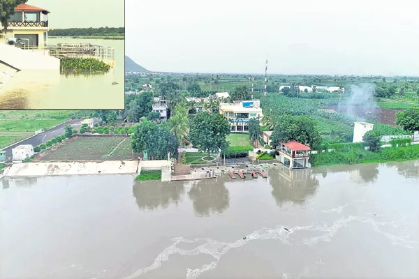 Flood water into homes along the Krishna Karakatta - Sakshi